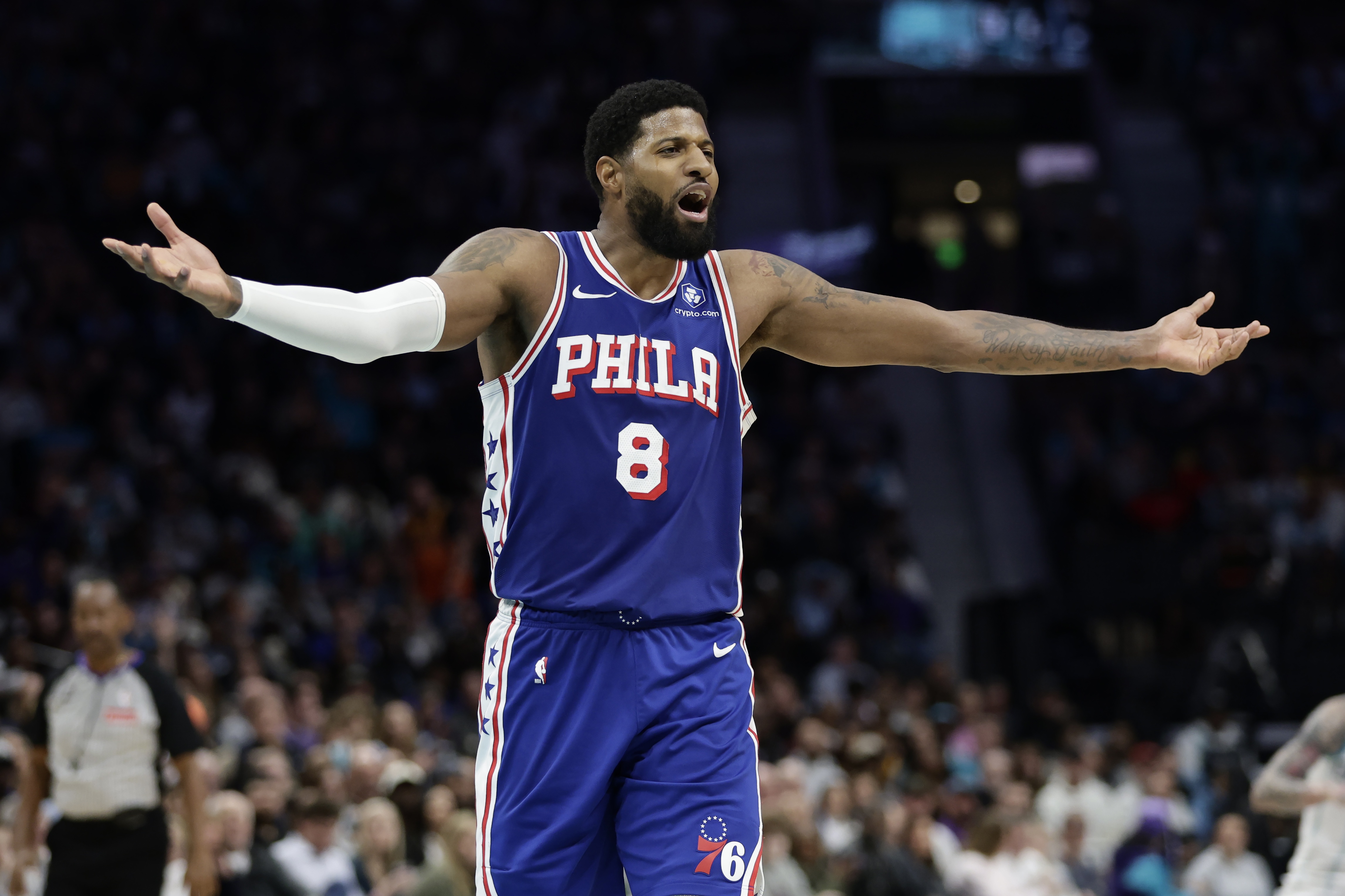 开云体育app-下半场消失！乔治14中7拿到20分5板4助2断 上半场独得18分